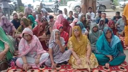 Baghpat: देव स्थल पर कब्जे से भड़के ग्रामीण, धरने पर बैठे 35 परिवार, दे डाली धर्म परिवर्तन की चेतावनी Baghpat villagers warn of mass religious conversion over alleged encroachment on ancient Devsthal