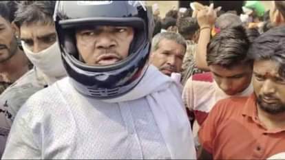 Shivpuri News: खाद का कूपन लेने एक घंटे लाइन में धक्के खाते रहे विधायक कैलाश कुशवाह, लगाए रहे हेलमेट Shivpuri News: MLA Kailash Kushwa arrived wearing a helmet to collect fertilizer coupons