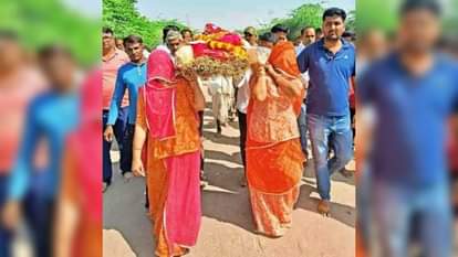 Rajasthan News: परंपरा को तोड़ बेटियों ने मां की अर्थी को दिया कंधा, निभाया अंतिम संस्कार का फर्ज Nagaur News: Breaking tradition daughters shouldered their mother's bier performed last rites Bhakrod Village