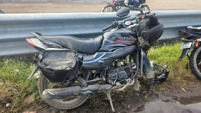 UP: आगरा हाईवे पर रफ्तार का कहर, दो बाइकों में जबरदस्त टक्कर...एक की मौके पर मौत, तीन की हालत गंभीर Accident Two Brothers Among Three Injured on Agra Highway