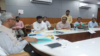 Agra: एक और शोध छात्रा ने लगाए शारीरिक शोषण के आरोप, अब आगरा काॅलेज के प्रोफेसर फंसे; कार्रवाई के निर्देश another research scholar girl allegations on professor in agra