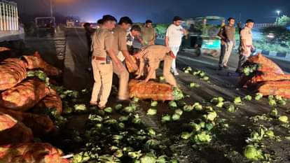Hapur: हाईवे पर पलटा बंद गोभी से भरा पिकअप, पुलिस ने की किसान की मदद... ताकि किसान का न हो नुकसान Pickup full of cabbage overturned on the highway in Hapur