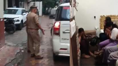 होटल में देह व्यापार का भंडाफोड़: पुलिस को देख दो रशियन युवतियां खिड़की से कूदकर भागीं, चार हिरासत में Two Russian women jumped out of window and fled after police raid in varanasi
