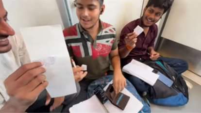 Viral Video: बच्चों का था एग्जाम और मेट्रो में बैठकर नकल के लिए बना रहे थे चिट्स, यात्री हुए हंसने पर मजबूर Children had exams and were sitting in the metro making cheat sheets leaving passengers in splits