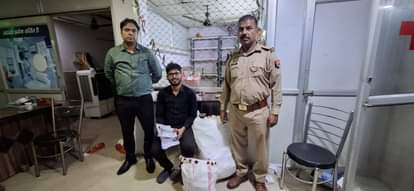 Mathura: निजी अस्पताल में बिना लाइसेंस बेची जा रहीं दवाएं, औषधि निरीक्षक ने मारा छापा...तब खुली पोल Mathura: Private Hospital Caught Selling Medicines Without License, Stock Seized