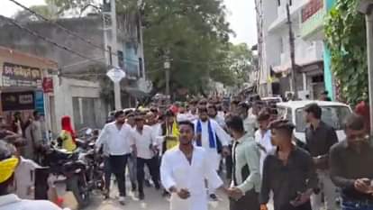 काकोरी पेशाब कांड : सामाजिक संगठनों ने थाना घेरा, बोले-बीमार नहीं...अपराधी है; पुलिस पर जताया गुस्सा Kakori urine scandal stirs up uproar: Social organizations surround police station, say he's not sick...he's a