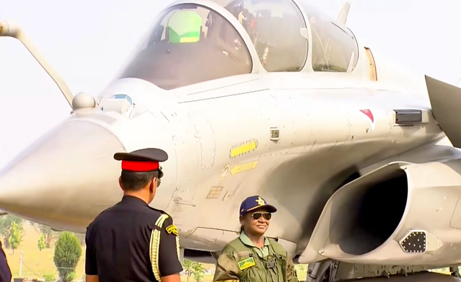राष्ट्रपति द्रौपदी मुर्मू की ऐतिहासिक राफेल उड़ान:अंबाला से फ्लाइट सूट पहनकर जेट में हुईं सवार, देखें तस्वीरें President Draupadi Murmu historic Rafale flight Boards fighter plane wearing suit waves before take-off