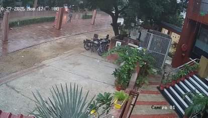 UP: ताज के वीवीआईपी रोड पर फिसल गई किसान की बाइक, गोल्फ कार्ट से हुई टक्कर...देखें मौत का वीडियो Tragic CCTV Footage: Farmer Dies After His Bike Slips in Rain Hit by Golf Cart Near Taj Mahal