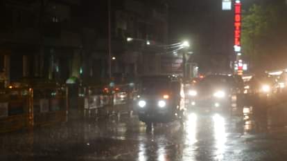 Varanasi Weather: मोंथा तूफान के असर से बदला काशी का मौसम, ठंड की शुरुआत, 24 घंटे में चार डिग्री गिरा तापमान weather of Kashi changed and cold started due to impact of Cyclone Montha in Varanasi