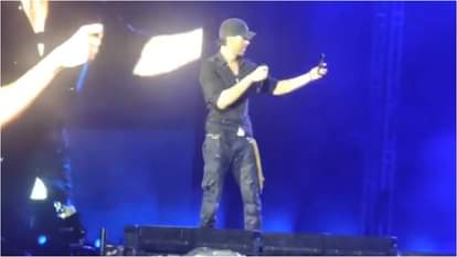 मुंबई में एनरिक इग्लेसियस के कॉन्सर्ट में क्रेजी हुए फैंस, मलाइका से विद्या तक; ये सितारे भी हुए शामिल Grammy Award winner Enrique Iglesias lights up Mumbai with his maiden concert in city thanks fans for love