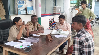 Auraiya: खाद न मिलने पर रेलवे ट्रैक पर खड़ा हुआ किसान, दो ट्रेनें हुईं प्रभावित Auraiya: Farmer stands on railway track over unavailability of fertilizer, disrupting two trains