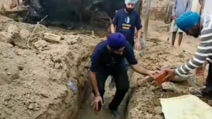 Firozpur: यूनाइटेड सिख संस्था ने गोद लिए बाढ़ प्रभावित 11 गांव, टूटे घर बनाकर देंगे; खेतों से रेत भी निकालेंगे United Sikh Society adopts 11 flood-affected villages in Ferozepur