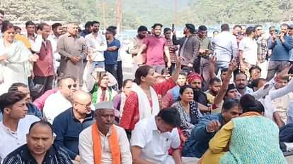 Uttarakhand Protest: शराब ठेके के खिलाफ धरना जारी, प्रदर्शनकारी बोले- ठेका नहीं हटा तो नहीं टूटेगा प्रदर्शन The protest against the liquor shop continues in Muni ki Reti