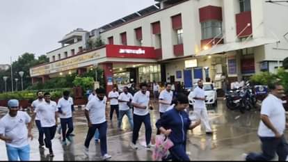 National Unity Day: रन फॉर यूनिटी के लिए दौड़े तीन हजार लोग, ट्रॉमा सेंटर से डॉक्टरों ने निकाला मार्च National Unity Day Three thousand people participated in Run for Unity in Varanasi