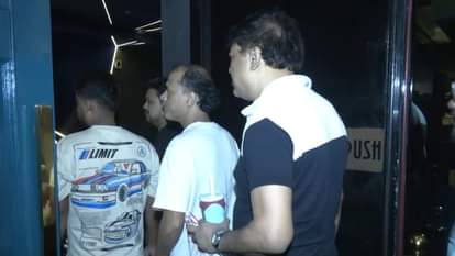 जुबीन की आखिरी फिल्म देखने पहुंचे दर्शकों ने गायक को किया याद, फिल्म को लेकर गर्ग की थी यह आखिरी इच्छा Fans gather at theatre in Guwahati to watch Zubeen Gargs last film Roi Roi Binale