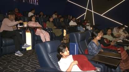 जुबीन की आखिरी फिल्म देखने पहुंचे दर्शकों ने गायक को किया याद, फिल्म को लेकर गर्ग की थी यह आखिरी इच्छा Fans gather at theatre in Guwahati to watch Zubeen Gargs last film Roi Roi Binale