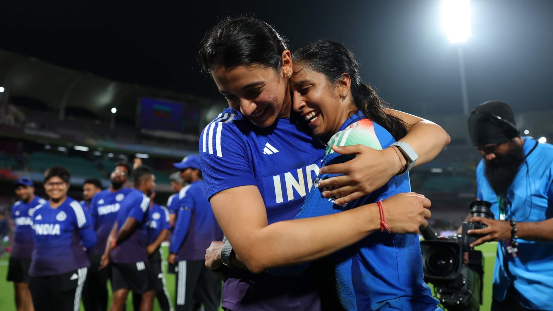 जीत के पल: जीत का चौका लगते ही मैदान पर दौड़े टीम के सदस्य; जेमिमा को गले लगाकर भावुक हुईं खिलाड़ी; PHOTOS India vs Australia Women's World Cup Semi final team India winning moments eyes catching photos and videos