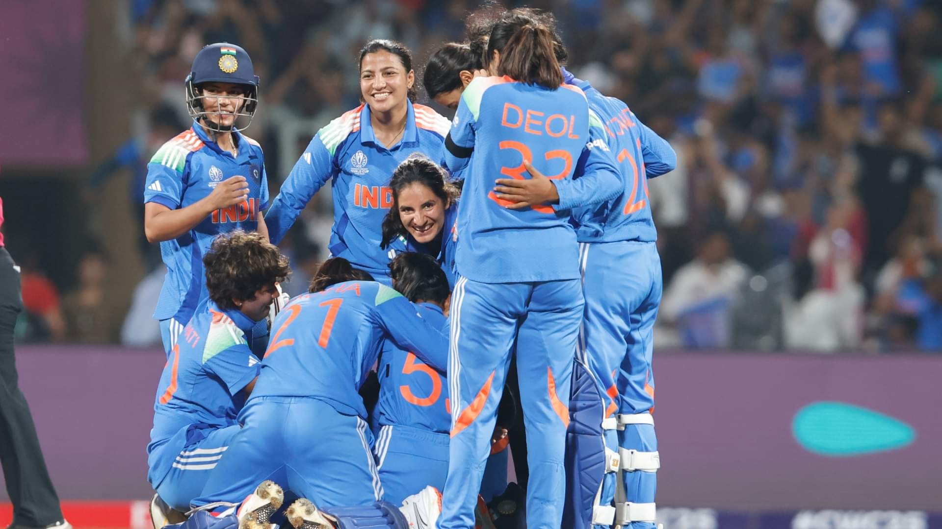 जीत के पल: जीत का चौका लगते ही मैदान पर दौड़े टीम के सदस्य; जेमिमा को गले लगाकर भावुक हुईं खिलाड़ी; PHOTOS India vs Australia Women's World Cup Semi final team India winning moments eyes catching photos and videos