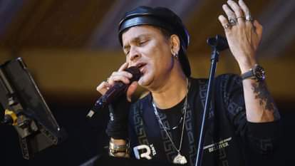 जुबीन की आखिरी फिल्म देखने पहुंचे दर्शकों ने गायक को किया याद, फिल्म को लेकर गर्ग की थी यह आखिरी इच्छा Fans gather at theatre in Guwahati to watch Zubeen Gargs last film Roi Roi Binale