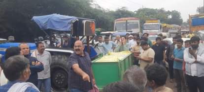 UP: आलू के बीज वितरण में धांधली...किसानों ने आगरा-अलीगढ़ हाईवे किया जाम, आधा घंटे तक चलता रहा हंगामा Farmers Fury Over Rotten Seeds: Agra-Aligarh Highway Blocked for 30 Minutes