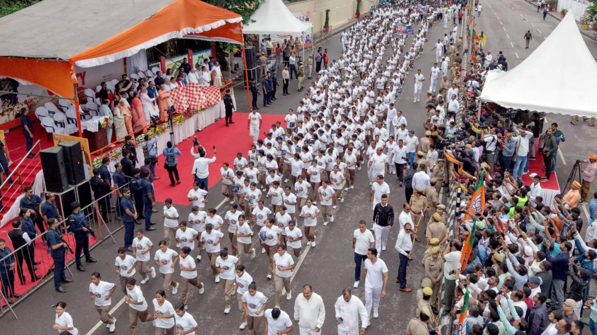 UP: सीएम योगी ने 'रन फॉर यूनिटी' को दिखाई झंडी, बोले- राष्ट्र की अखंडता के साथ कोई खिलवाड़ स्वीकार्य नहीं Sardar Patel's birth anniversary: Chief Minister Yogi Adityanath flags off Run for Unity
