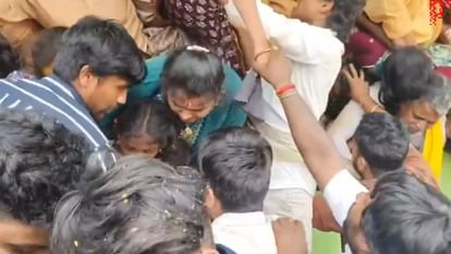 आंध्र प्रदेश: श्रीकाकुलम के वेंकटेश्वर स्वामी मंदिर में एकादशी पर भगदड़, 10 लोगों की मौत; पीएम ने जताया दुख Stampede at Venkateswara swamy temple at Kashibugga in Srikakulam