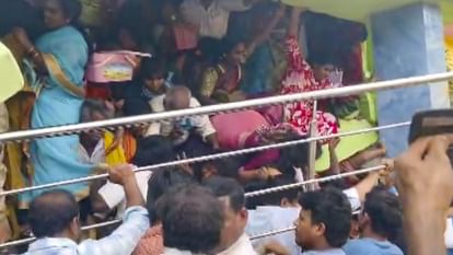 आंध्र प्रदेश: श्रीकाकुलम के वेंकटेश्वर स्वामी मंदिर में एकादशी पर भगदड़, 10 लोगों की मौत; पीएम ने जताया दुख Stampede at Venkateswara swamy temple at Kashibugga in Srikakulam