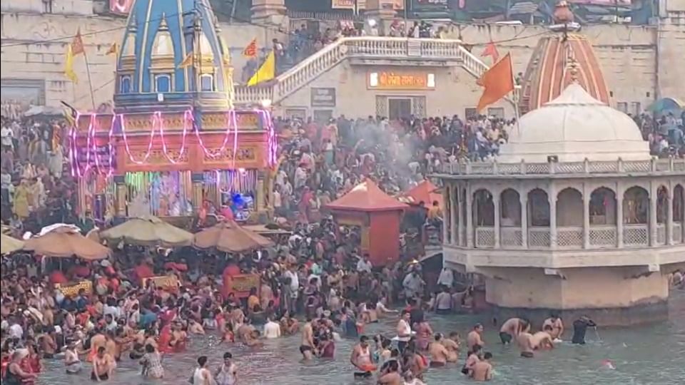 Kartik Purnima: हरिद्वार में उमड़ा आस्था का सैलाब, हरकी पैड़ी पर श्रद्धालुओं ने लगाई पावन डुबकी, तस्वीरें Kartik Purnima 2025 Huge Crowd of Devotees Took Holy bath in ganga Haridwar Photos