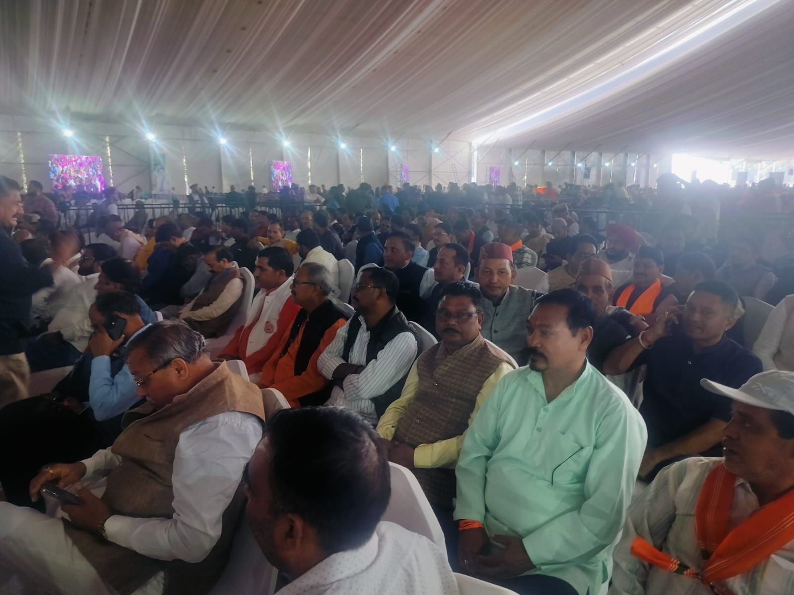 उत्तराखंड रजत जयंती: प्रदर्शनी का अवलोकन, लोगों से संवाद, बच्चों को दुलारा...पीएम मोदी को सुनने उमड़ी भीड़ Uttarakhand Silver Jubilee Crowds to listen to PM Modi In FRI Dehradun people arrived in different styles