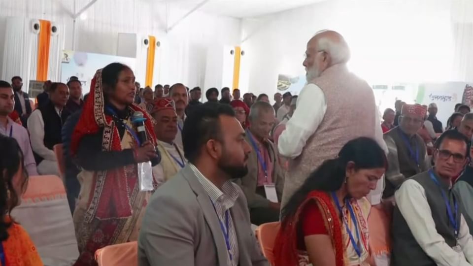 उत्तराखंड रजत जयंती: प्रदर्शनी का अवलोकन, लोगों से संवाद, बच्चों को दुलारा...पीएम मोदी को सुनने उमड़ी भीड़ Uttarakhand Silver Jubilee Crowds to listen to PM Modi In FRI Dehradun people arrived in different styles