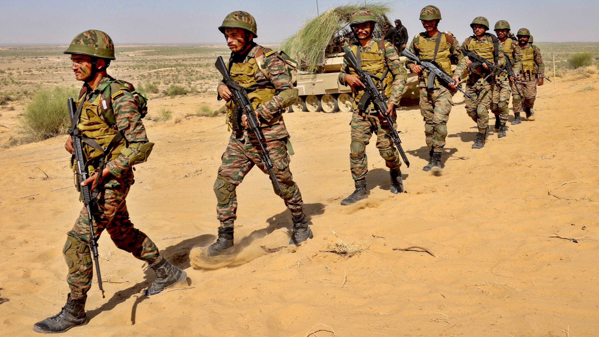 Operation Trishul: धमाकों से गूंजा पश्चिमी राजस्थान का आसमान, मरु ज्वाला अभ्यास में युद्ध कौशल का गजब अंदाज Operation Trishul: धमाकों से गूंजा पश्चिमी राजस्थान का आसमान, मरु ज्वाला अभ्यास में युद्ध कौशल का गजब अंदाज|