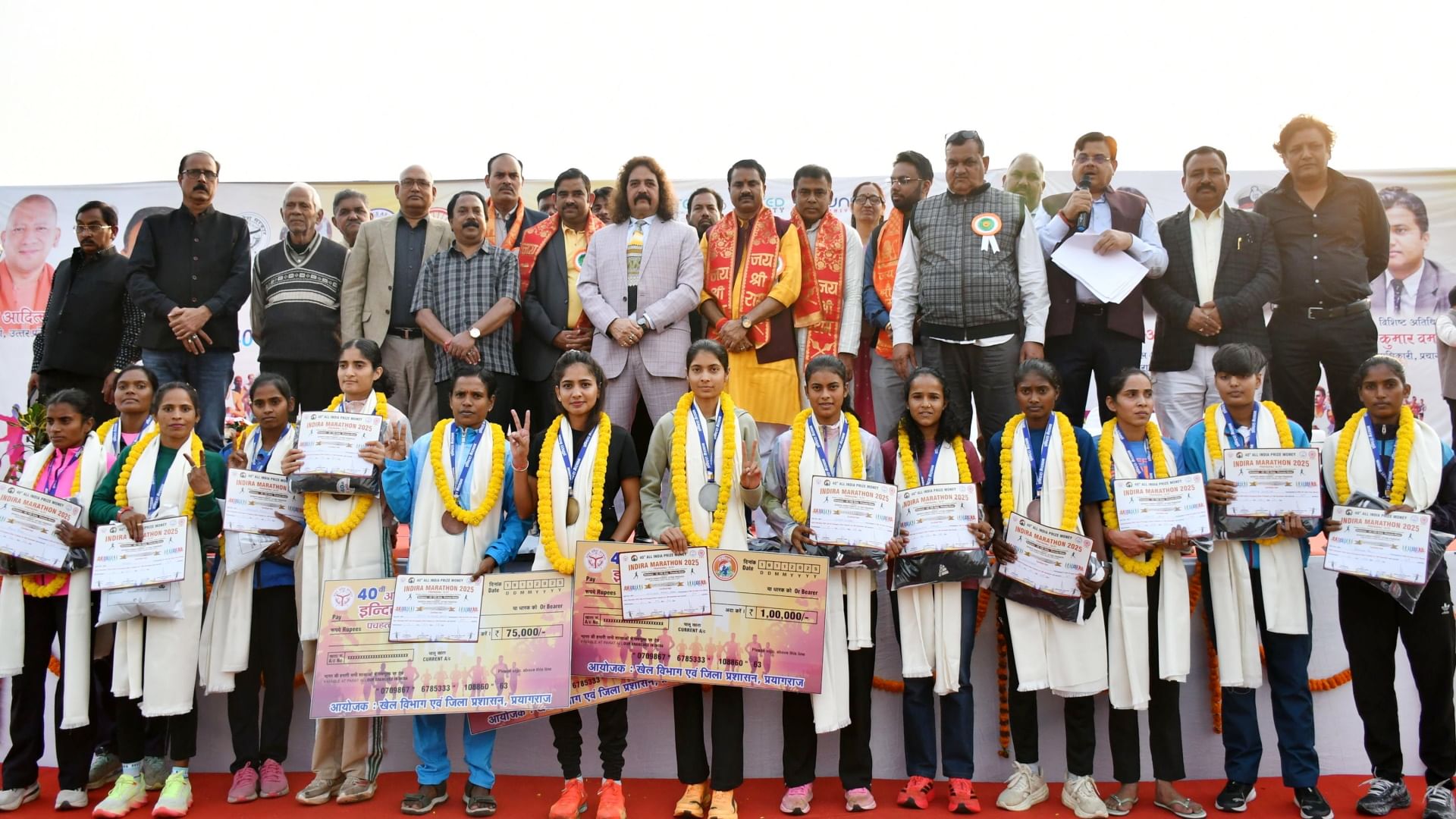 Prayagraj : सेना के प्रदीप बने इंदिरा मैराथन के विजेता, ज्ञानबाबू दूसरे, रोहित तीसरे स्थान पर रहे Divisional Commissioner flags off 42-km Indira Marathon