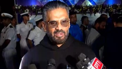 इंडियन नेवी के इवेंट में पहुंचे रितेश देशमुख और सुनील शेट्टी; कहा- लोगों के बीच दूरी कम करते हैं ऐसे कार्यक्रम Riteish Deshmukh Suniel Shetty flag off Western Naval Commands Half Marathon 2025 in Mumbai