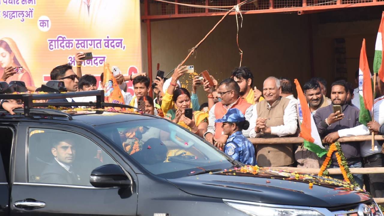 अयोध्या में पीएम मोदी का रोड शो: स्कूली छात्रों ने काफिले पर फूल बरसाए; शहर को 1000 क्विंटल फूलों से सजाया गया PM Modi's roadshow in Ayodhya: City decorated with 1000 quintals of flowers, 21 kg gold on pole; Photos