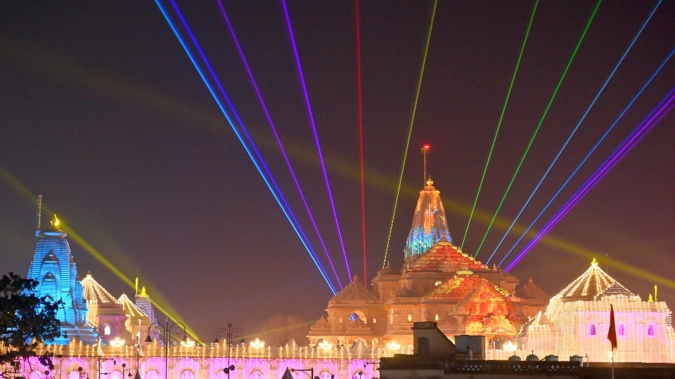 Ram Mandir: पांच वर्षों की अविराम साधना से खड़ा हुआ सनातन का शिखर, 1400 करोड़ की लागत से बना रामलला का आशियाना Ram Mandir Flag Hoisting Five years of unremitting efforts have led to the construction of Ram Lalla home