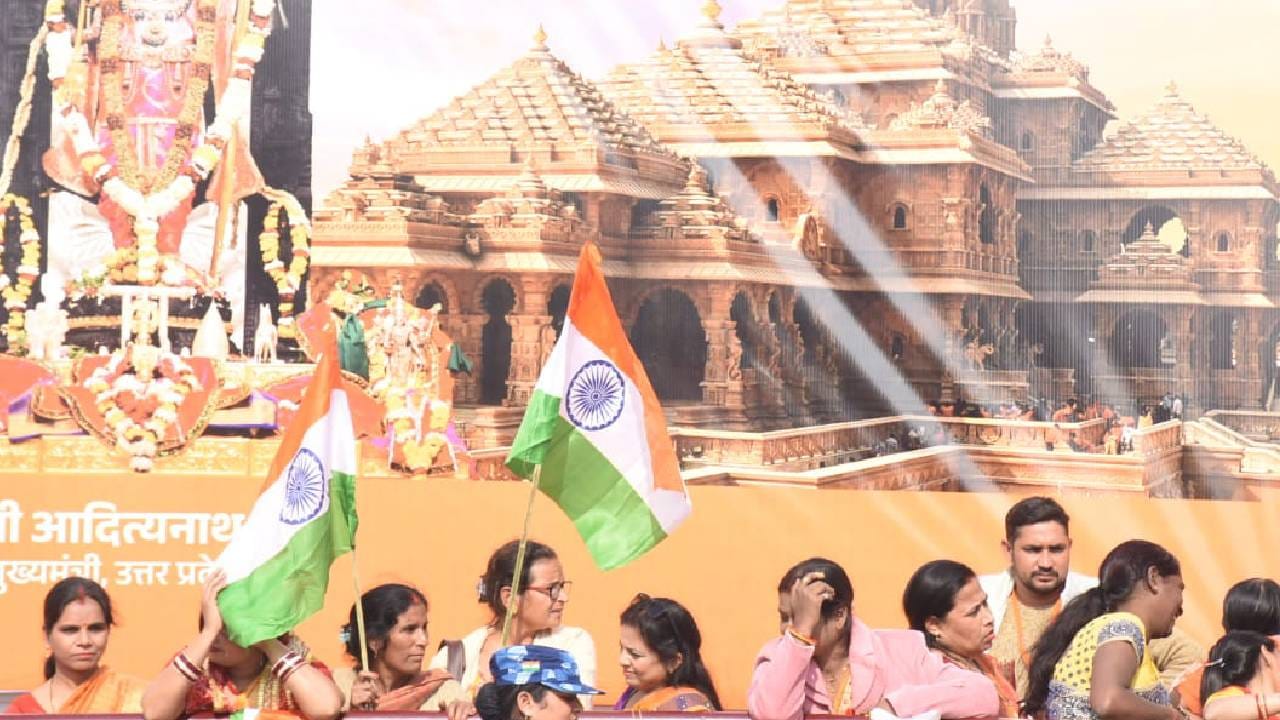 अयोध्या में पीएम मोदी का रोड शो: स्कूली छात्रों ने काफिले पर फूल बरसाए; शहर को 1000 क्विंटल फूलों से सजाया गया PM Modi's roadshow in Ayodhya: City decorated with 1000 quintals of flowers, 21 kg gold on pole; Photos