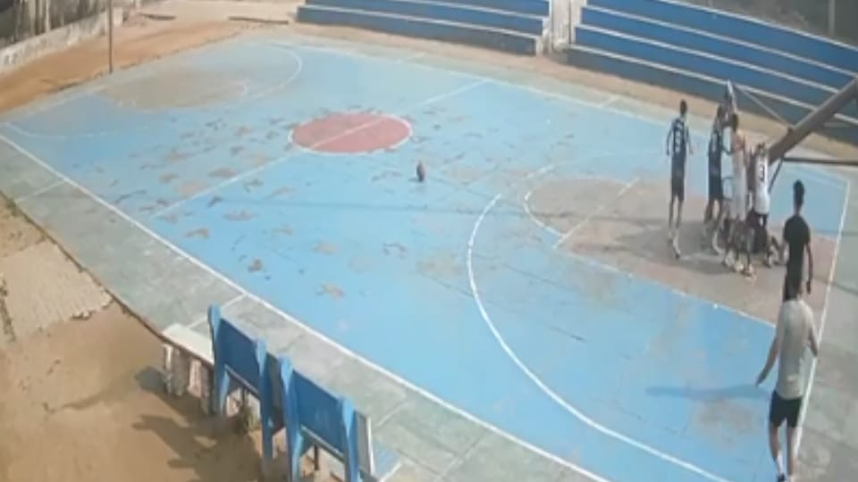 वो आखिरी चीख..: अभ्यास के दौरान खिलाड़ी के सीने पर गिरा पोल, तड़पकर तोड़ा दम; सामने आया दिल दहलाने वाला वीडियो National basketball player dies after pole falls on his chest during practice in Rohtak