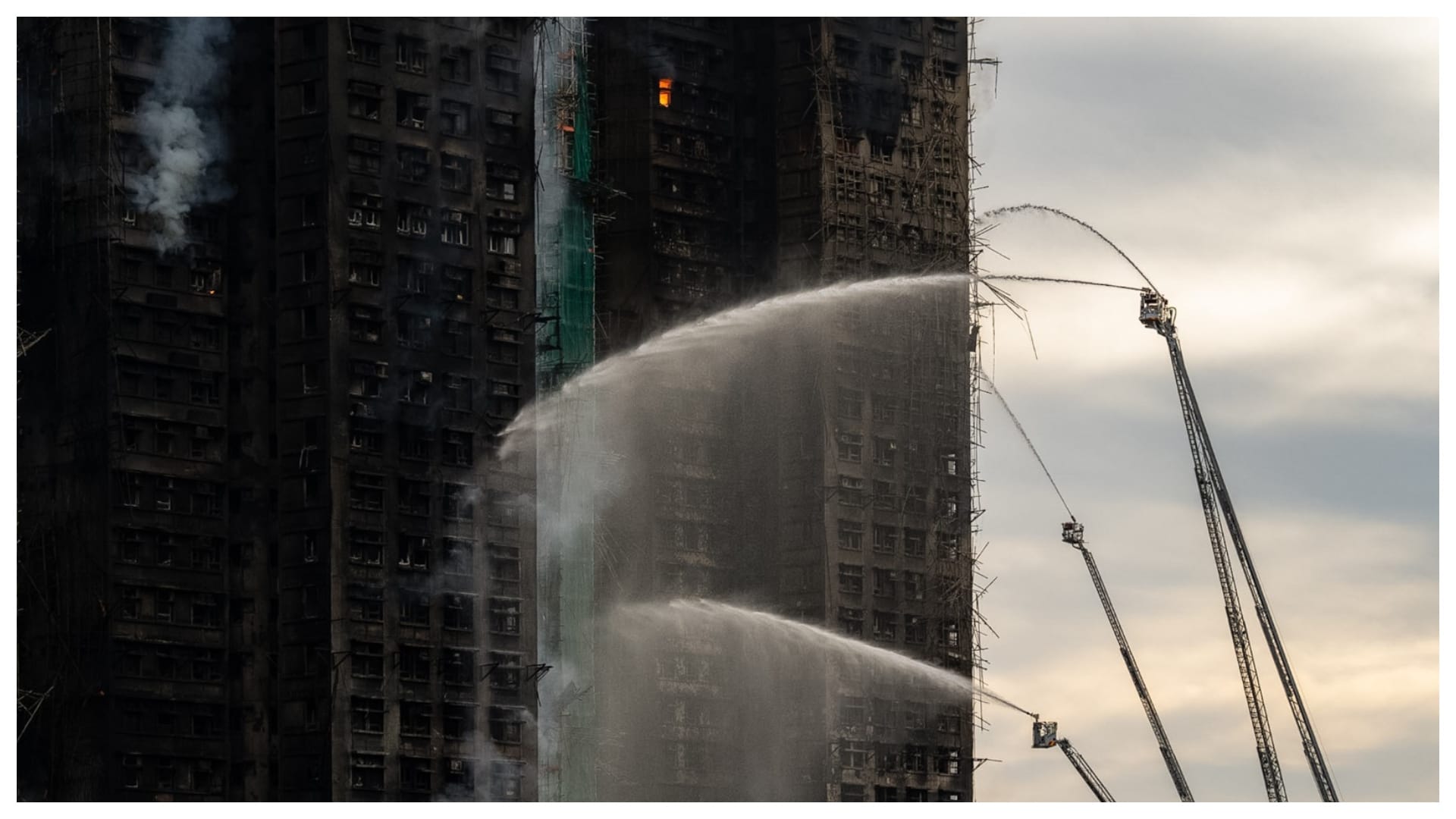 Hong Kong Fire: हांगकांग अग्निकांड में अब तक 55 की मौत, 279 लोग लापता; देखिए हादसे की डराने वाली तस्वीरें hong kong fire death toll hundreds of missing reason incident shocking photos images
