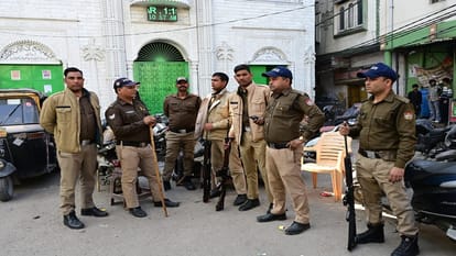 Delhi Blast: रात ढाई बजे दबिश...दिल्ली ब्लास्ट के आतंकी उमर से जुड़ा कनेक्शन? हल्द्वानी के इमाम से पूछताछ Call details of Umar involved in the Delhi blasts reveal a connection with the Imam of Banbhoolpura.