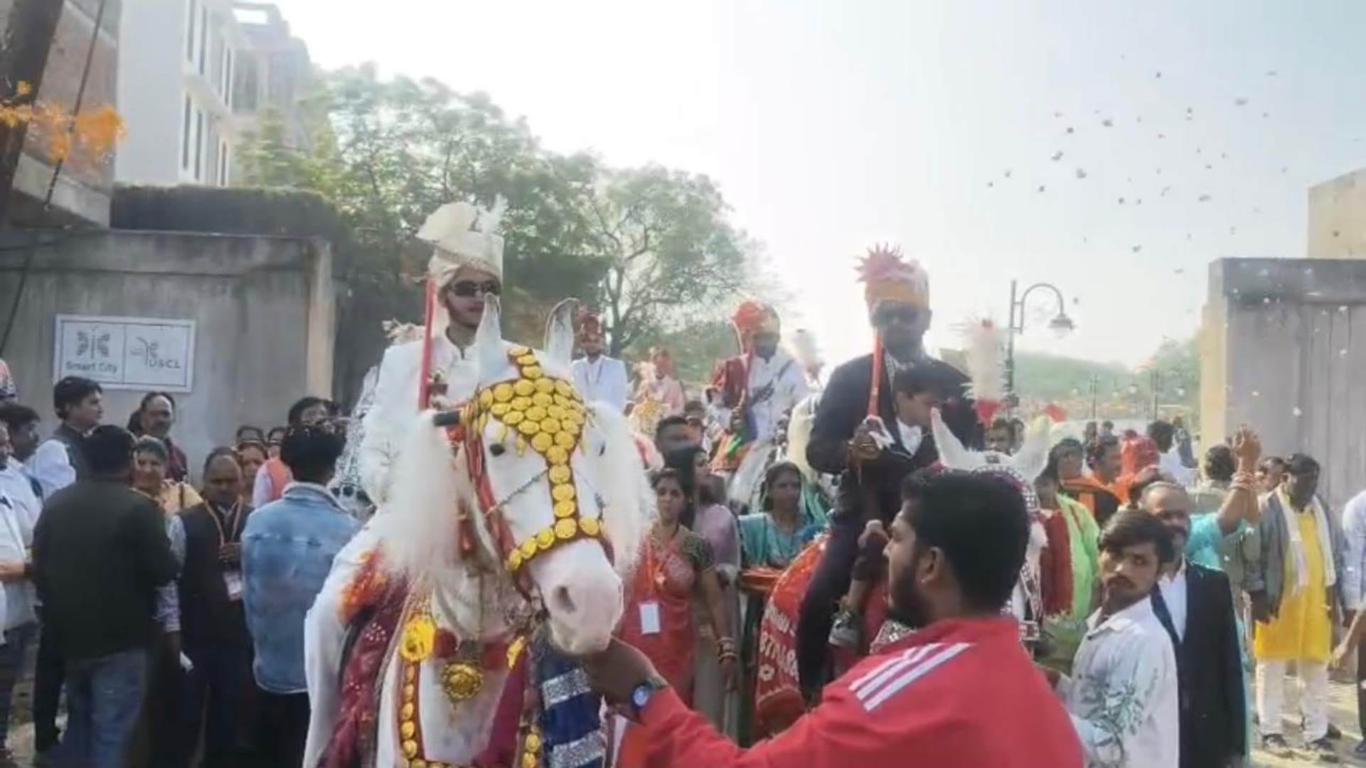 Ujjain News: सामूहिक सम्मेलन में निकली CM मोहन यादव के बेटे अभिमन्यु की बारात, 22 जोड़ों के साथ आज लेंगे फेरे MP CM Mohan Yadav Son Abhimanyu Baraat Joins Samuhik Vivah 22 Couples to Tie Knot in Ujjain