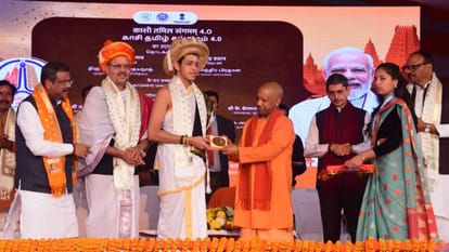 उपलब्धि: देश में 200 साल बाद देवव्रत ने 50 दिनों में 2000 वेद मंत्रों का किया दंडक्रम पारायण, पीएम ने की तारीफ Devavrata of kashi recited 2000 Vedic mantras in 50 days after 200 years in india