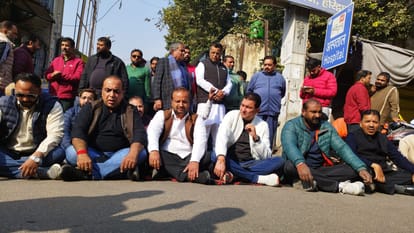 Haridwar: मोर्चरी में रखे धर्मशाला मैनेजर के शव को चूहों ने कुतरा, लापरवाही पर आगबबूला हुए परिजनों का हंगामा Dead body gnawed by rats in mortuary of a guest house manager outrage among family members Haridwar News