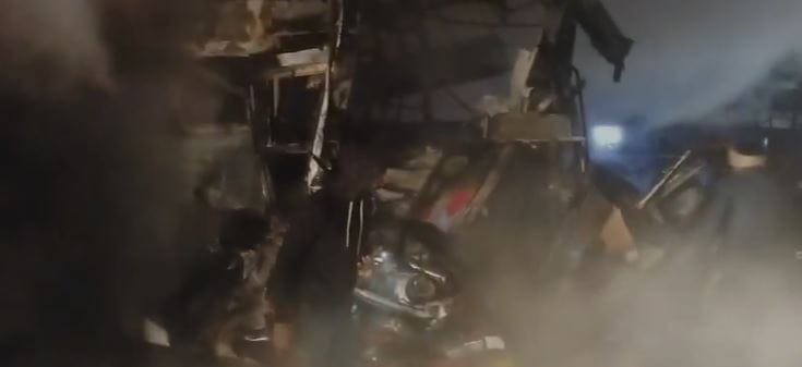 UP: तेज धमाका और जलने लगीं बसें और कारें...यमुना एक्सप्रेस-वे पर जिंदा जल गए छह लोग, हादसे की भयानक तस्वीरें mathura horrific accident at yamuna expressway four passengers burnt alive Dead 25 injured