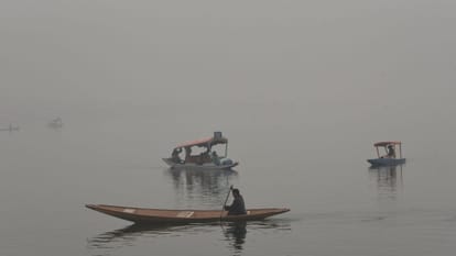 वादियों का निमंत्रण: धरती का स्वर्ग जहां हर मोड़ पर है रोमांच, पर्यटकों के स्वागत के लिए बेताब जम्मू-कश्मीर A paradise on Earth where adventure awaits at every turn, Jammu and Kashmir is eager to welcome tourists.