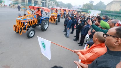 किसान दिवस: सीएम योगी ने किसानों को किया सम्मानित, बोले- धरतीपुत्रों के हितों की रक्षा करना सभी का धर्म CM Yogi honored farmers on Kisan Diwas said it is everyone duty to protect interests of farmers