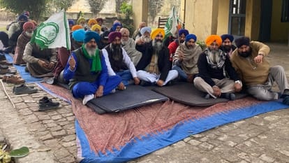 जगरांव मार्कफेड कार्यालय में हंगामा: डल्ला के किसानों ने लगाया धरना, यूरिया न मिलने पर की नारेबाजी Chaos at Jagroan Markfed office Farmers from Dalla staged protest