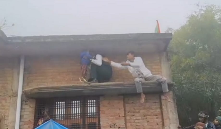 Prayagraj : दहशत का पर्याय बना तेंदुआ घर में घुसा, बाहर से दरवाजा किया गया बंद, नौ घंटे बाद पकड़ा गया leopard, which had become synonymous with terror, was finally caught