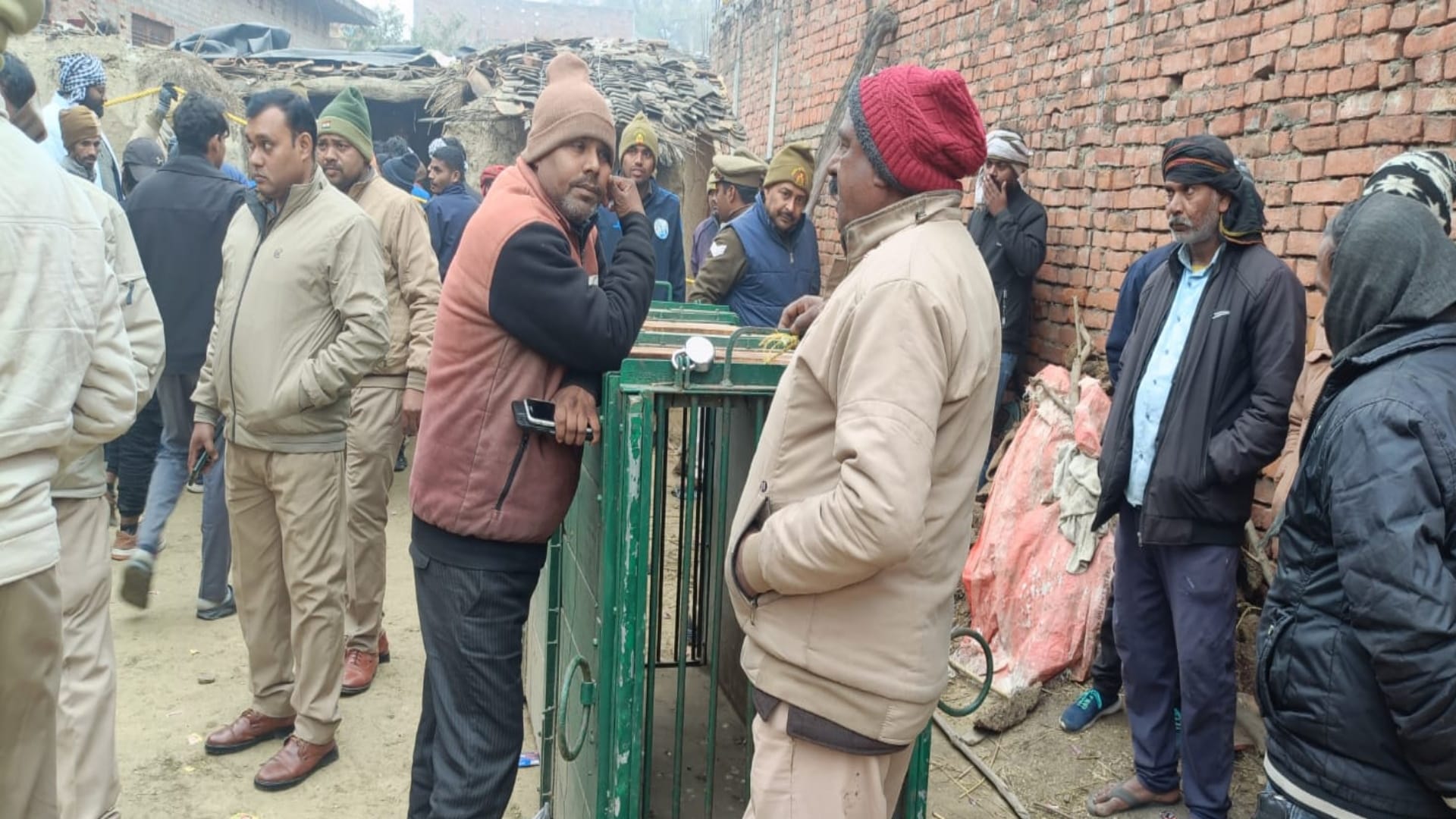 Prayagraj : दहशत का पर्याय बना तेंदुआ घर में घुसा, बाहर से दरवाजा किया गया बंद, नौ घंटे बाद पकड़ा गया leopard, which had become synonymous with terror, was finally caught