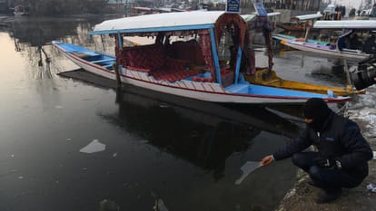 सर्दी का कहर: कांगड़ी और हीटर की बढ़ी बिक्री, गिरते पारे के बीच जमे जलस्रोत, सुबह-शाम आवागमन हुआ मुश्किल With temperatures dropping, water sources froze, making travel difficult in the mornings and evenings.