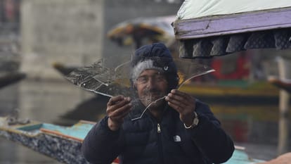 सर्दी का कहर: कांगड़ी और हीटर की बढ़ी बिक्री, गिरते पारे के बीच जमे जलस्रोत, सुबह-शाम आवागमन हुआ मुश्किल With temperatures dropping, water sources froze, making travel difficult in the mornings and evenings.